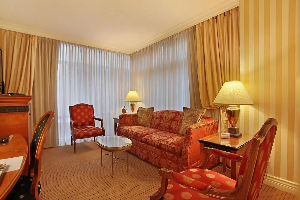 Hotel Le Soleil By Executive Hotels Vancouver