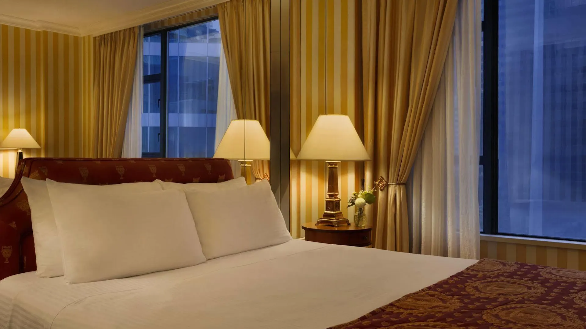 ****  Hotel Le Soleil By Executive Hotels Vancouver Canada