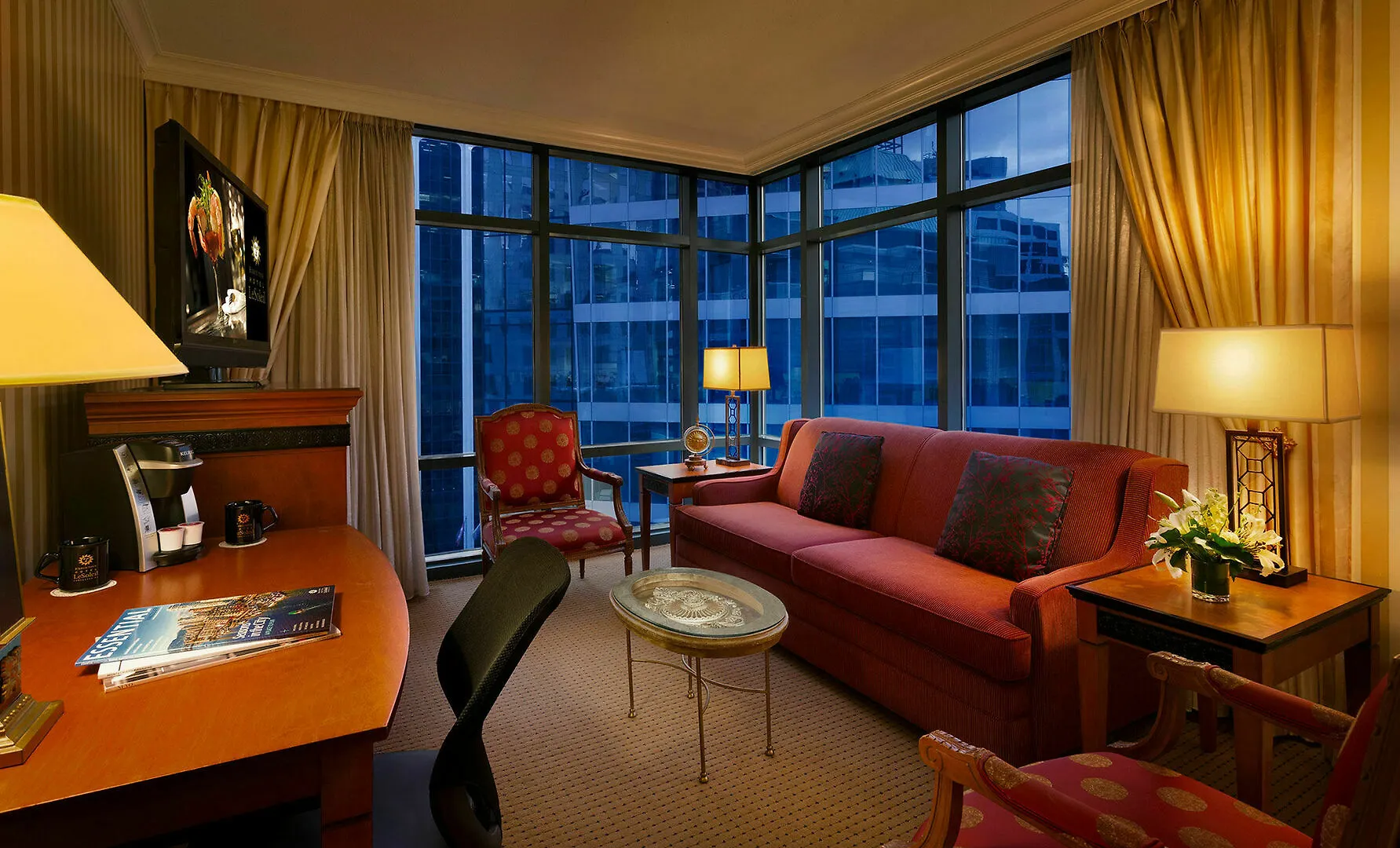 Hotel Le Soleil By Executive Hotels Vancouver 4*,