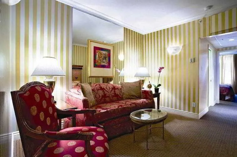 Hotel Le Soleil By Executive Hotels Vancouver