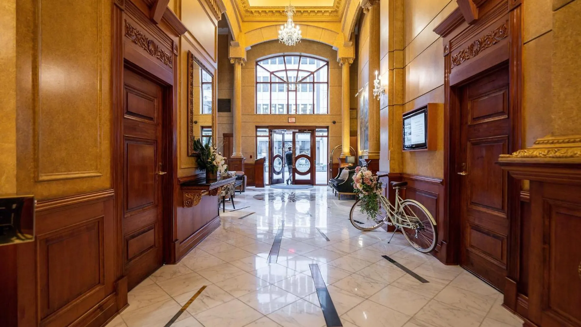 Hotel Le Soleil By Executive Hotels Vancouver