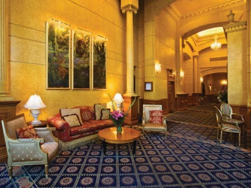 Hotel Le Soleil By Executive Hotels Vancouver